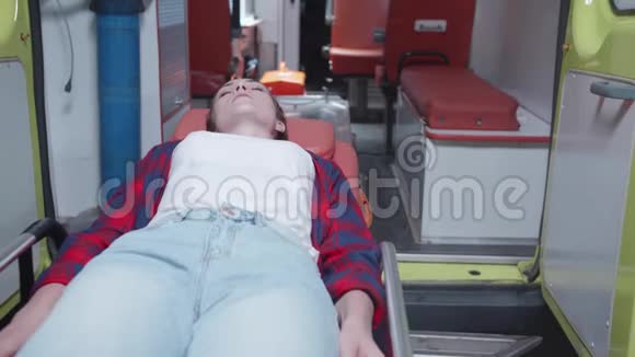 生病的女人躺在救护车上视频的预览图