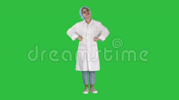 美丽的年轻医生在绿色屏幕上变换姿势Chroma键视频的预览图