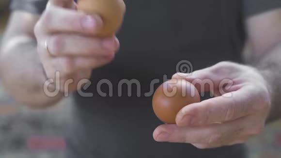 关闭厨师手破鸡蛋厨师打破鲜鸡蛋慢动作准备食物成分视频的预览图