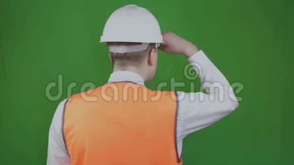 工程师或建筑工人站在背后看着建筑工程铬化戴着白色头盔的头儿视频的预览图