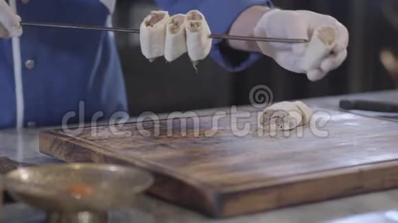 烹饪串串烤串片包在皮塔拉瓦什上的扦子关闭现代成功的男人烹制串视频的预览图