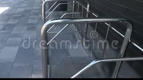 商店附近的自行车停车场不锈钢材质视频的预览图