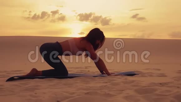 日落时分女人在沙漠做瑜伽运动视频的预览图