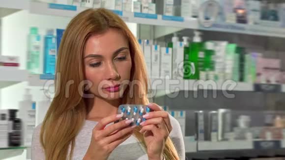 美丽的女人想在药店买药丸看上去很困惑视频的预览图