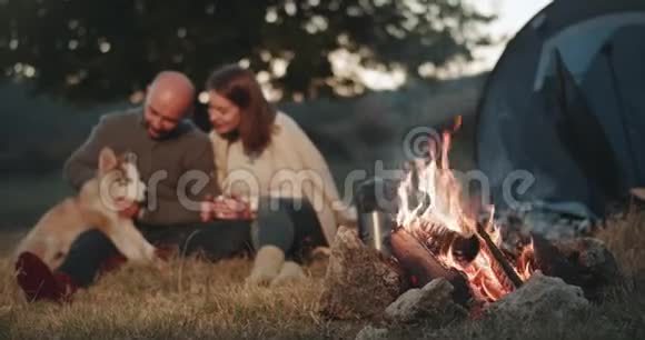在篝火旁野餐时一对可爱的情侣和他们一起度过了一段浪漫的时光视频的预览图