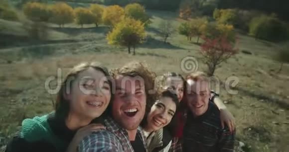 多元文化的朋友用相机拍摄自拍视频在自然的展览上微笑着做有趣的脸视频的预览图