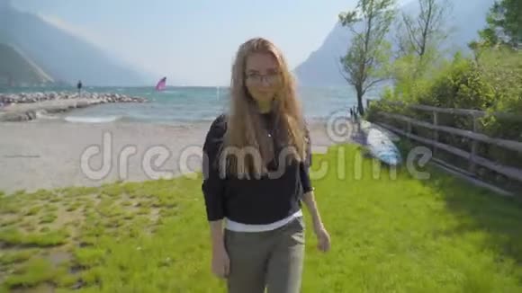 在加德纳湖边散步的女孩视频的预览图