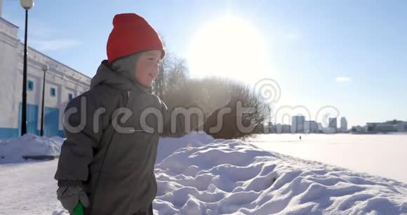 微笑的孩子挥舞着冬天寒冷的一天视频的预览图