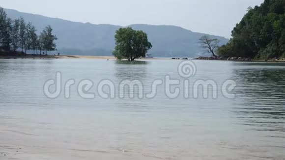 美丽的天堂海滩在安达曼海山海岸海湾的背景视频的预览图