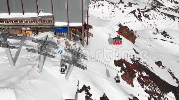 冬季埃尔布鲁斯度假胜地高加索高山缆车和滑雪坡的鸟瞰图视频的预览图