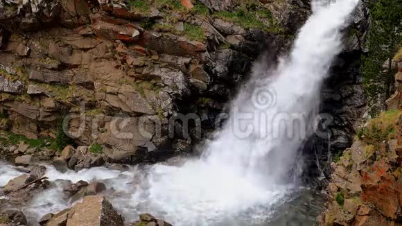 美丽的面纱瀑布苔藓岩在西班牙加泰罗尼亚的诺里亚山谷视频的预览图