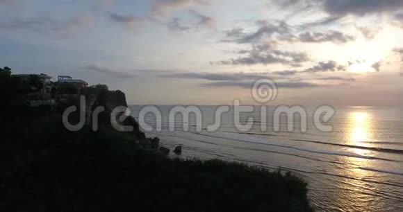 热带岛屿悬崖海洋和日落水中倒影巴厘岛4k视频的预览图