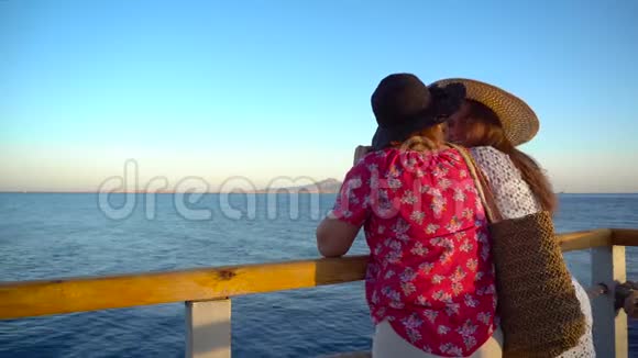 母亲和成年女儿欣赏海景在码头玩得很开心埃及蒂兰岛景观视频的预览图