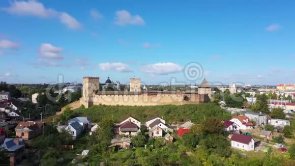 卢茨克老城堡的鸟瞰图摄像机从下往上移动视频的预览图