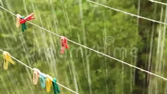 雨下挂着五颜六色的别针的衣绳视频的预览图