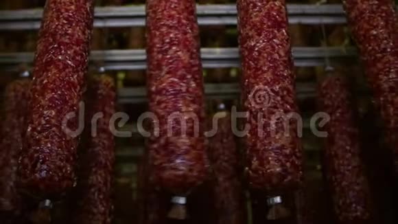熏香肠腊肠肉加工厂的腊肠视频的预览图