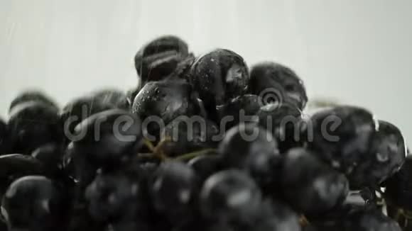 在视频中我们看到了葡萄水从顶部喷出的视频中间止水特写白色视频的预览图