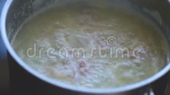 火锅里用虾煮米饭视频的预览图