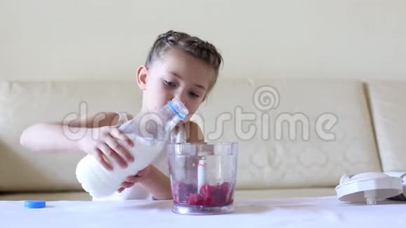 婴儿把牛奶倒进搅拌机视频的预览图