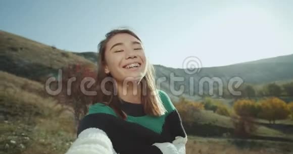 旅行时间亚洲女士开心地在镜头前微笑展示所有美丽的景色4k视频的预览图