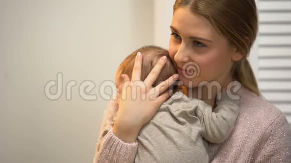 温柔的妈妈抱着可爱的小宝宝抱着新生儿爱视频的预览图