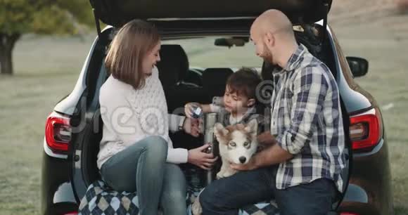 妈妈爸爸小男孩和一只可爱的哈士奇狗四了一个漂亮的家庭视频的预览图
