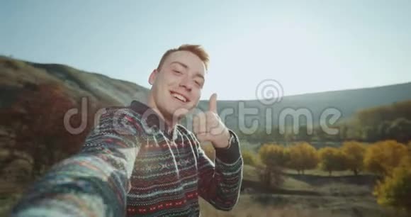 大笑红发男人拍摄自己的自然自拍视频视频的预览图