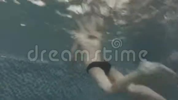 男孩在水下游泳池7岁视频的预览图
