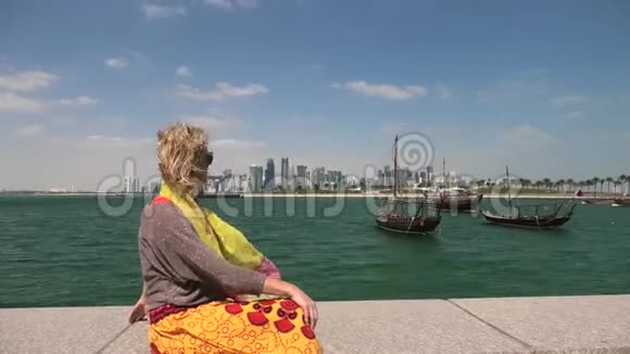 多哈海滨幸福女人视频的预览图