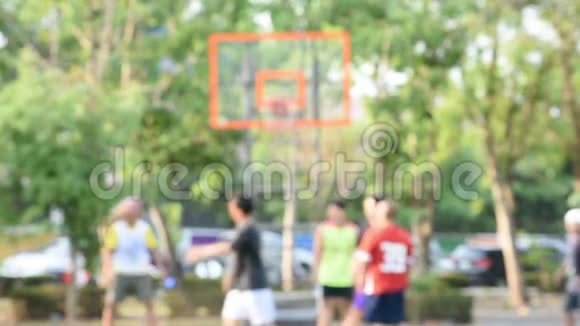 早上在泰国诺塔布里邦雅公园打篮球的老人青少年和妇女模糊的形象视频的预览图