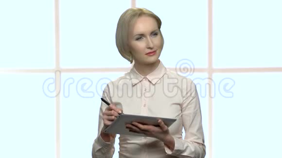 专注于平板电脑的商务女性视频的预览图