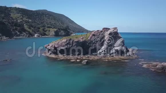 相机在海边的小岩石岛上飞来飞去地中海的绿松石水视频的预览图