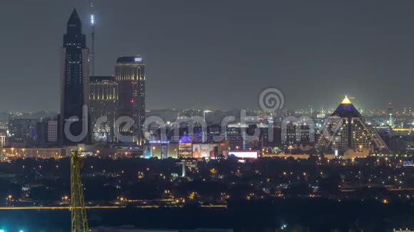 迪拜医疗城上空的迪拜天际线和阿联酋迪拜的金字塔在夜幕降临时被照亮视频的预览图