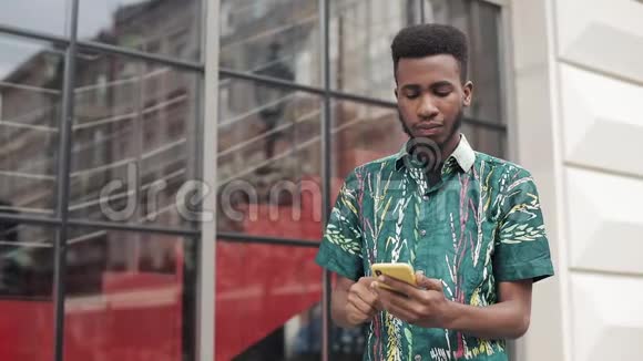 兴奋的非洲男人带着智能手机视频的预览图