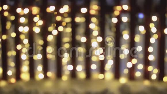 模糊的圣诞节闪烁闪烁花环夜间LED装饰照明新年前夜开始的概念视频的预览图