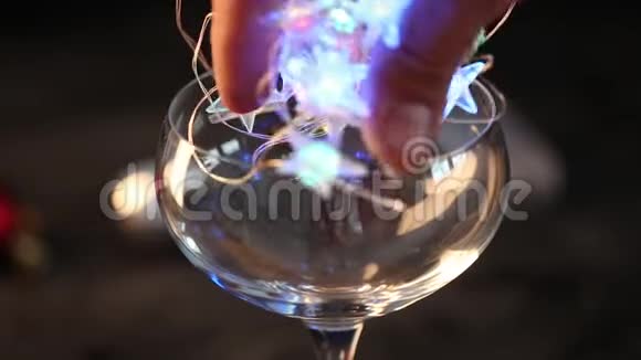 节日装饰弦星灯在晚上放在玻璃花瓶上温暖的照明老式的灯具或花环视频的预览图