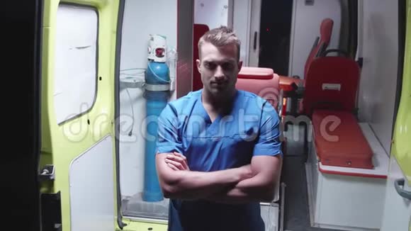 快乐的战士站在救护车的背景上视频的预览图