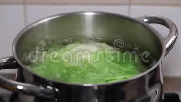 在水中煮沸绿色卷心菜视频的预览图