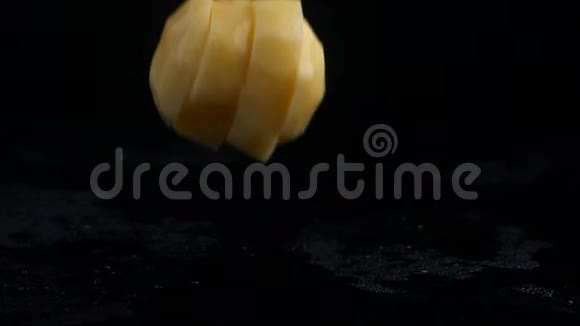 切片马铃薯落在黑色背景上视频的预览图