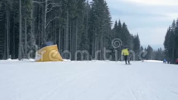 冬天在斯洛莫的喀尔巴阡山上几个摇摆的滑雪者滑下来视频的预览图
