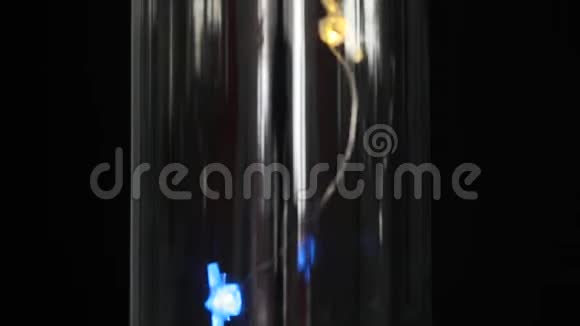 节日装饰弦星灯在晚上放在玻璃花瓶上温暖的照明老式的灯具或花环视频的预览图