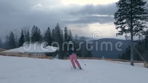 放松游客的滑雪和轻微转弯的喀尔巴阡山脉在斯洛文尼亚视频的预览图
