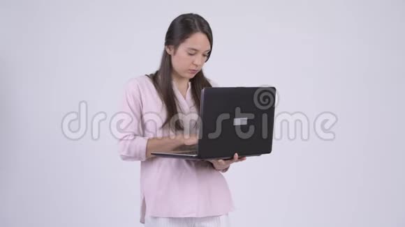 年轻快乐的多民族女商人在使用笔记本电脑时思考视频的预览图