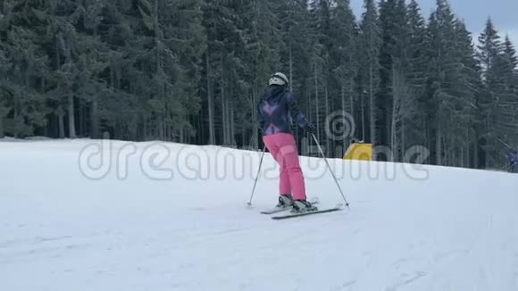 冬天在斯洛文尼亚的喀尔巴阡山滑雪的微笑女孩视频的预览图