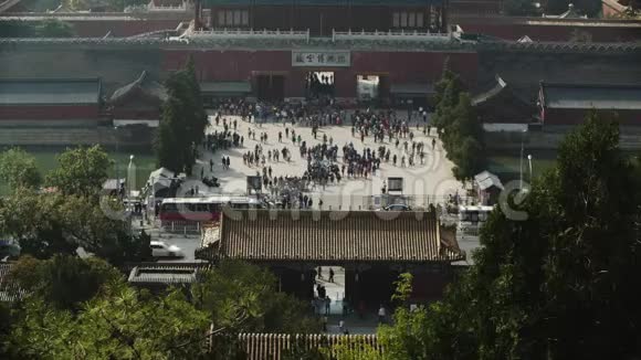北京上空可见的烟雾和试图游览紫禁城的游客视频的预览图