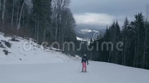穿着制服的职业女性在斯洛莫冬季在喀尔巴阡滑雪视频的预览图