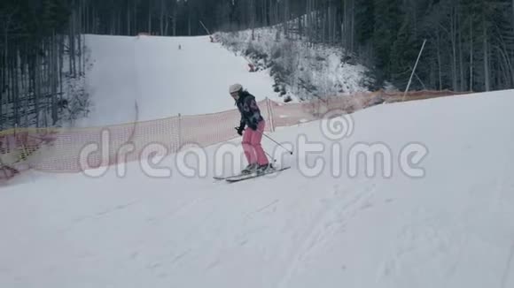 幸运的女人在冬天的斯洛文尼亚在喀尔巴阡山娱乐和滑雪视频的预览图