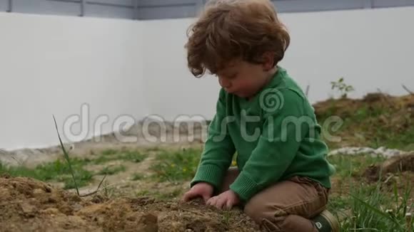 可爱的小男孩在外面玩地球视频的预览图