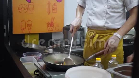 炒菜炒菜炒面菜肉节炒牛肉传统亚洲热油厨师夜市视频的预览图