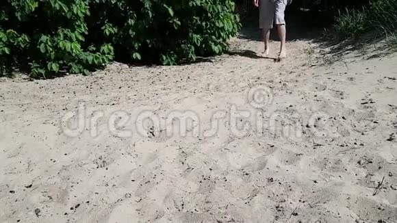 一个穿短裤的年轻人走在沙滩上一瘸一拐该病为脑瘫成年人的身高视频的预览图